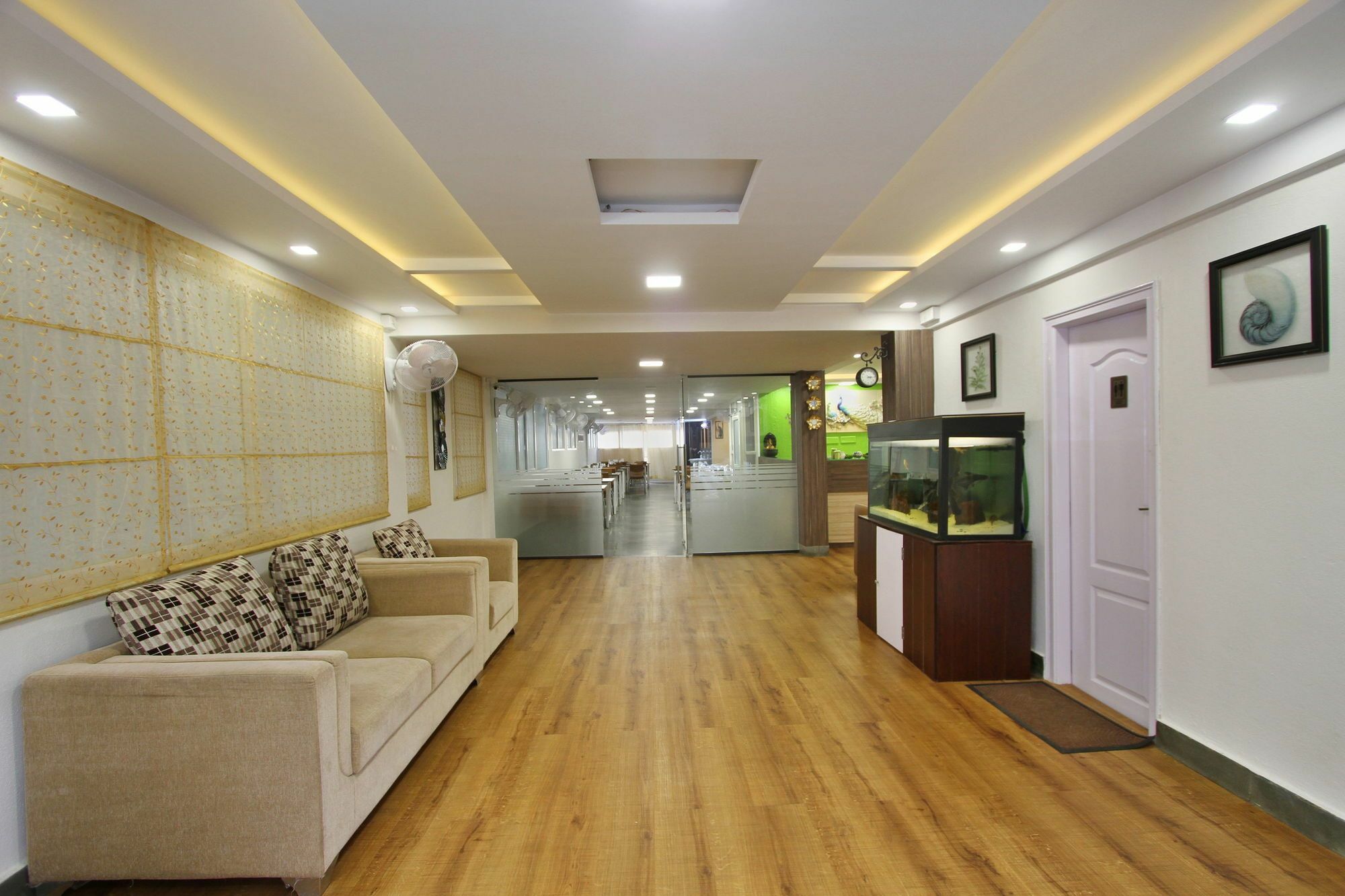 Capital O 5379 The Roy Grand Inns 班加罗尔 外观 照片