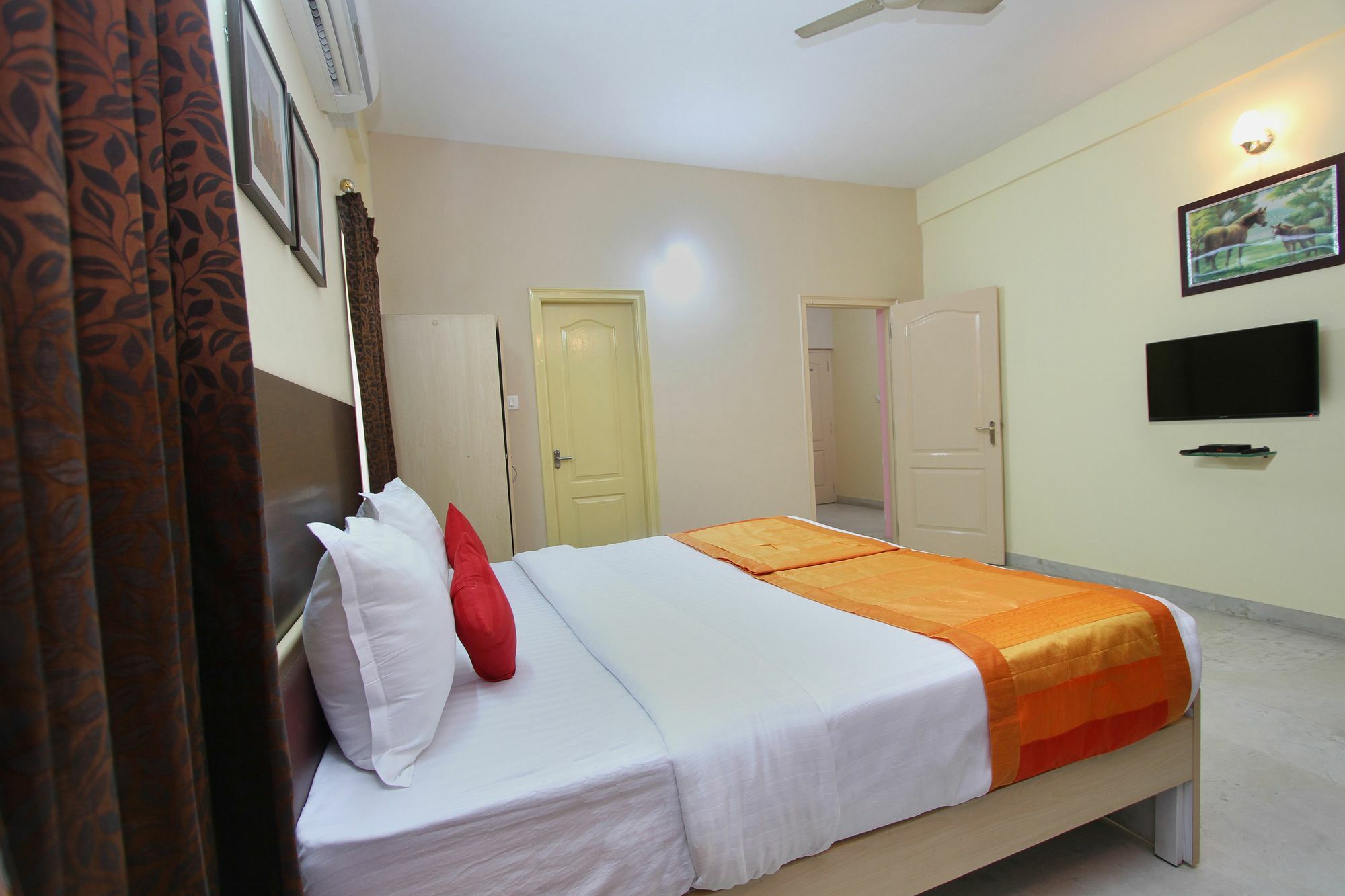 Capital O 5379 The Roy Grand Inns 班加罗尔 外观 照片